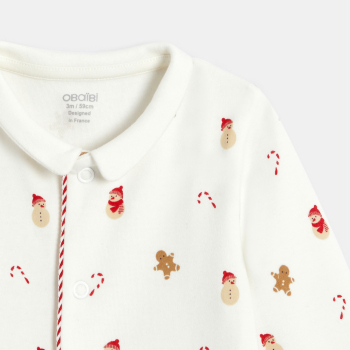 بيجاما بيضاء اللون تغليق بالتعشيق عليها صورة لبسكويت الحفلات للرضيع الولد والبنت